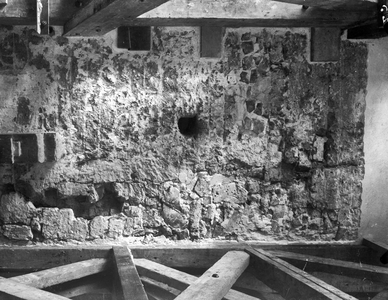845579 Afbeelding van een muur met bouwsporen in, vermoedelijk, de Nicolaikerk (Nicolaaskerkhof) te Utrecht tijdens een ...